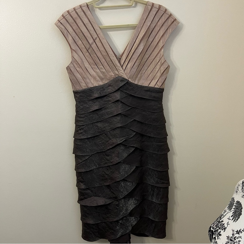 Adrianna Papell Tiered Ruffle V-Neck Evening Dress Size 10